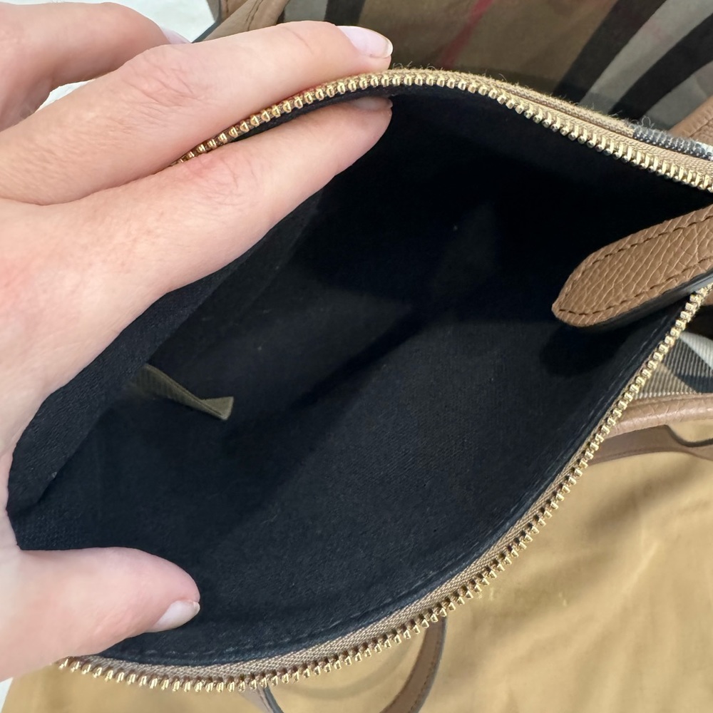 Burberry DERBY LEATHER MEDIUM HONEYBROOK TOTE - Picture 14 of 16